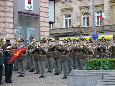 Pietního aktu u památníku Díky, Ameriko! se vedle prezidenta ČR Václava Klause s manželkou, politických reprezentací, veteránů, zúčastnilo tolik obyvatel, kolik se jich jen mohlo vejít do vyblokované části Americké třídy.