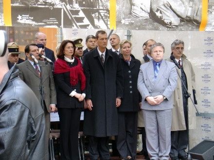 Pietního aktu u památníku Díky, Ameriko! se vedle prezidenta ČR Václava Klause s manželkou, politických reprezentací, veteránů, zúčastnilo tolik obyvatel, kolik se jich jen mohlo vejít do vyblokované části Americké třídy.