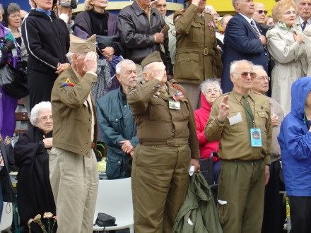 Pietního aktu u památníku Díky, Ameriko! se vedle prezidenta ČR Václava Klause s manželkou, politických reprezentací, veteránů, zúčastnilo tolik obyvatel, kolik se jich jen mohlo vejít do vyblokované části Americké třídy.