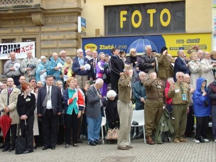 Pietního aktu u památníku Díky, Ameriko! se vedle prezidenta ČR Václava Klause s manželkou, politických reprezentací, veteránů, zúčastnilo tolik obyvatel, kolik se jich jen mohlo vejít do vyblokované části Americké třídy.
