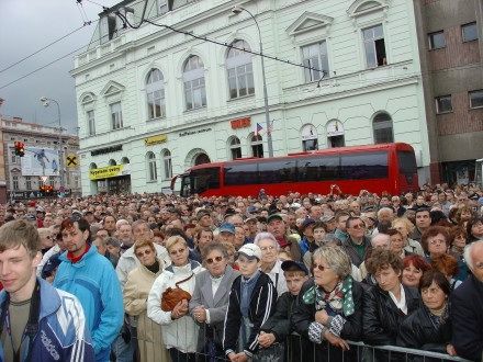 Pietního aktu u památníku Díky, Ameriko! se vedle prezidenta ČR Václava Klause s manželkou, politických reprezentací, veteránů, zúčastnilo tolik obyvatel, kolik se jich jen mohlo vejít do vyblokované části Americké třídy.