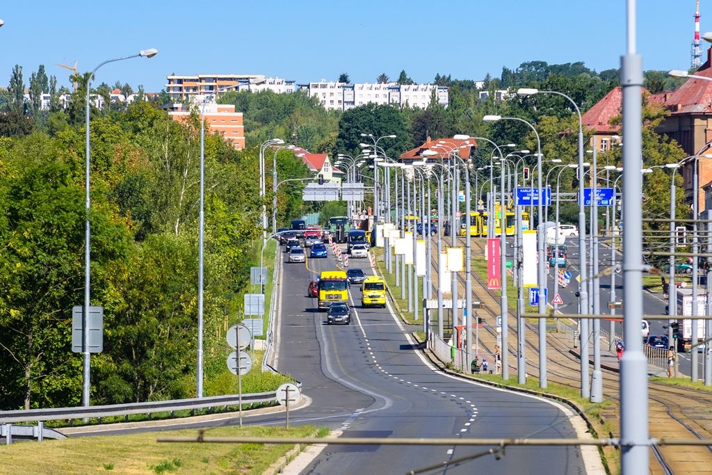 Obnova kanalizace na Karlovarské třídě (foto: M. Pecuch, 6.8.2018)