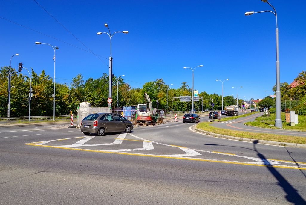Obnova kanalizace na Karlovarské třídě (foto: M. Pecuch, 6.8.2018)