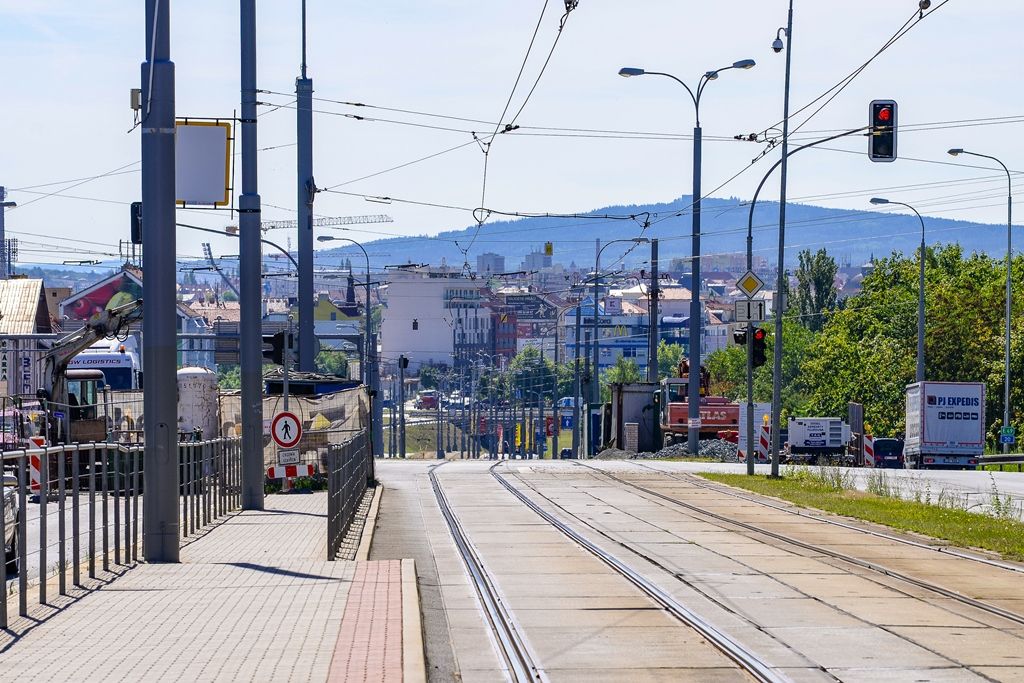 Obnova kanalizace na Karlovarské třídě (foto: M. Pecuch, 6.8.2018)