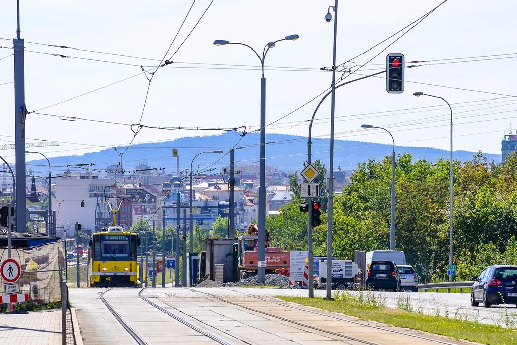 Obnova kanalizace na Karlovarské třídě (foto: M. Pecuch, 6.8.2018)