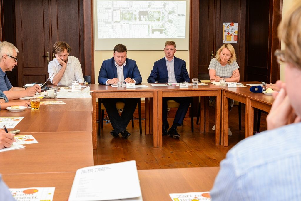 Tisková konference k obnově Jiráskova náměstí v Plzni (foto: M. Pecuch, 14.8.2018)