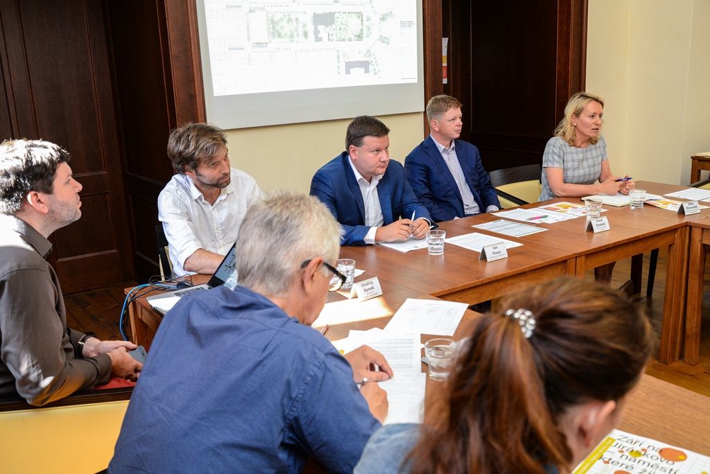 Tisková konference k obnově Jiráskova náměstí v Plzni (foto: M. Pecuch, 14.8.2018)
