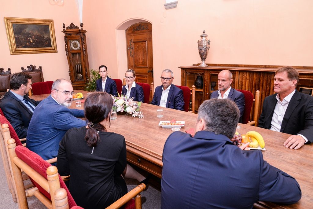 Zástupci IHF a HC Škoda Plzeň navštívili plzeňskou radnici (foto: M. Pecuch, 30.8.2018)