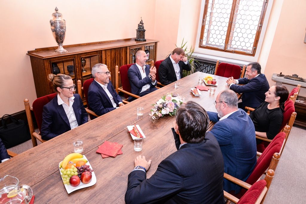 Zástupci IHF a HC Škoda Plzeň navštívili plzeňskou radnici (foto: M. Pecuch, 30.8.2018)