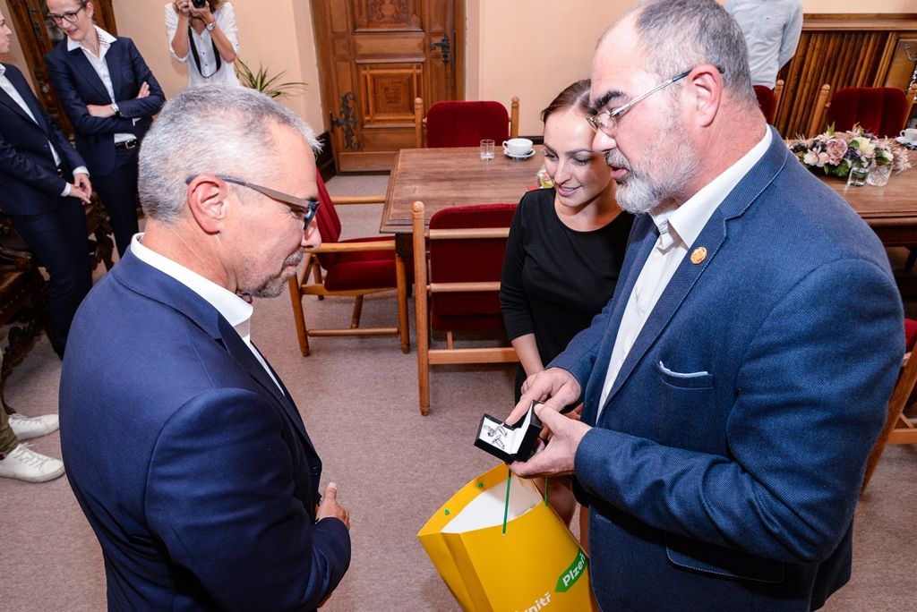 Zástupci IHF a HC Škoda Plzeň navštívili plzeňskou radnici (foto: M. Pecuch, 30.8.2018)