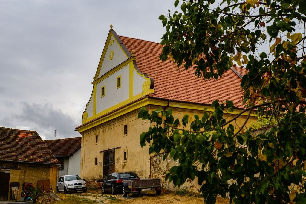Litická stodola a sýpka (foto: M. Pecuch, 30.8.2018)