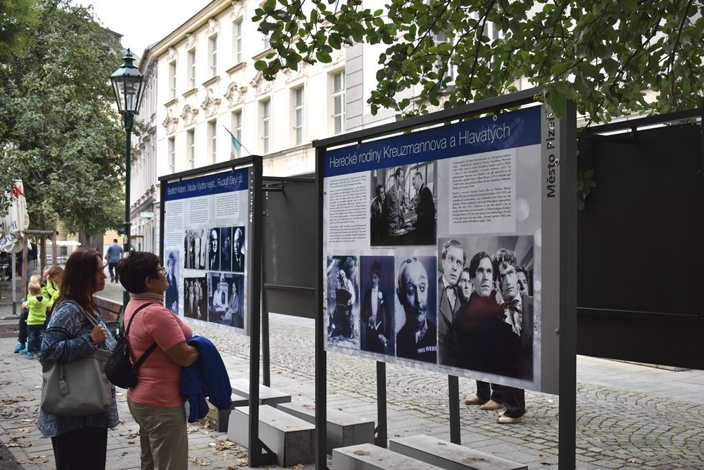 Výstava Hvězdy stříbrného plátna ve Smetanových sadech (foto: A. Jarošová, 3.9.2018)