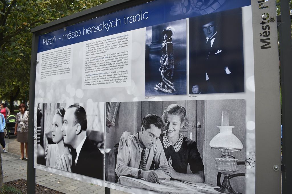 Výstava Hvězdy stříbrného plátna ve Smetanových sadech