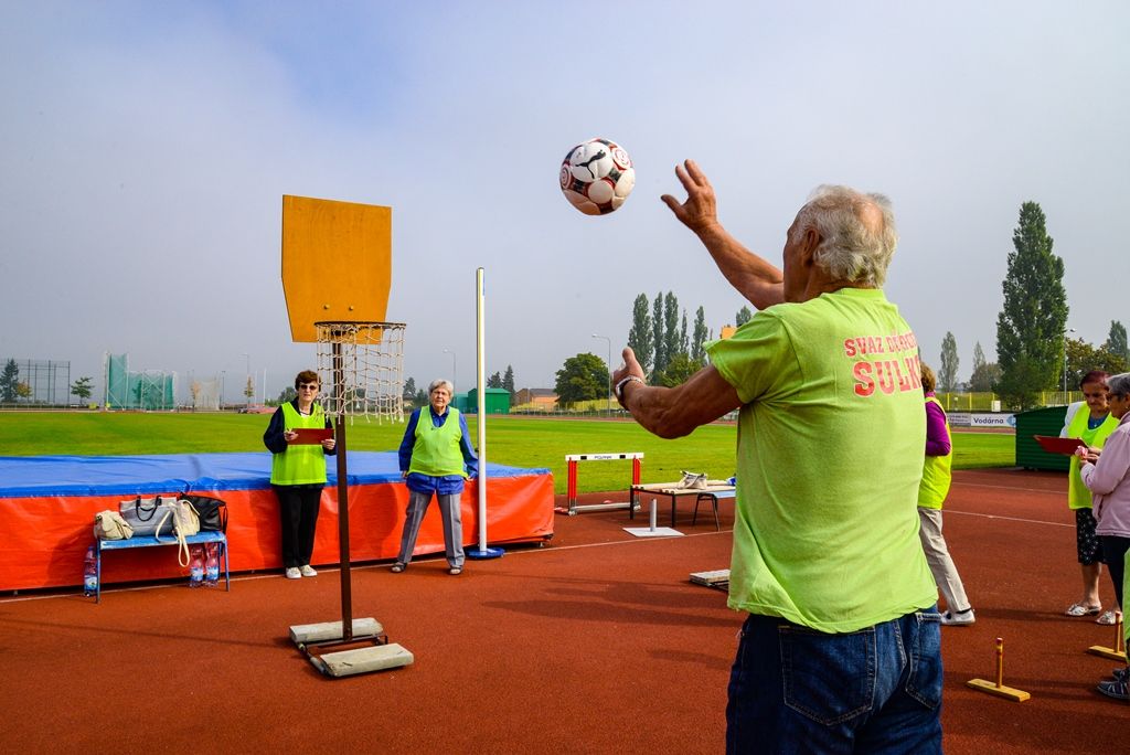 Senioři změřili své síly na atletickém stadionu