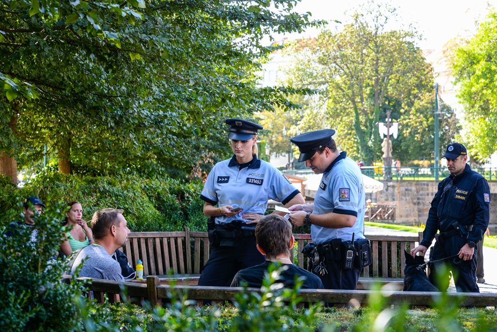 Preventivní kontrola osob bez domova v sadovém okruhu (foto: M. Pecuch, 10.9.2018)