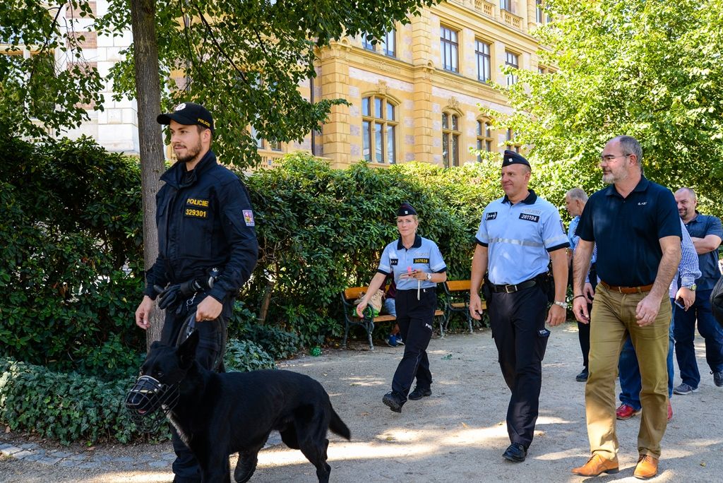Preventivní kontrola osob bez domova v sadovém okruhu (foto: M. Pecuch, 10.9.2018)