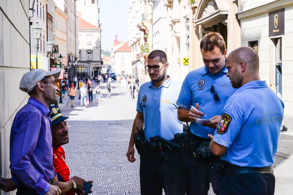 Preventivní kontrola osob bez domova v sadovém okruhu (foto: M. Pecuch, 10.9.2018)