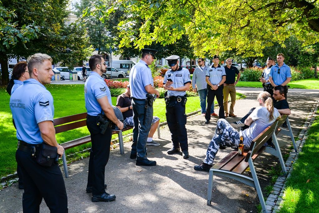 Preventivní kontrola osob bez domova v sadovém okruhu (foto: M. Pecuch, 10.9.2018)