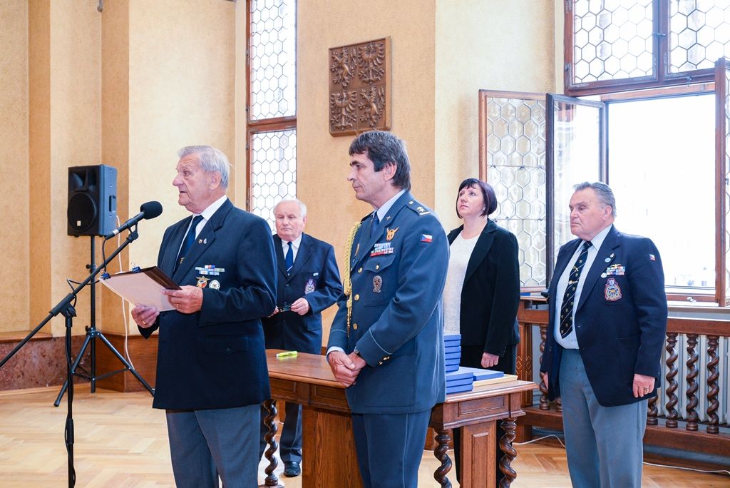 Letci udělili medaile ke stému výročí československého letectví (foto: M. Pecuch, 13.9.2018)