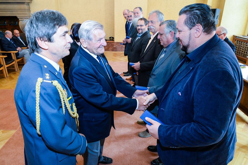 Letci udělili medaile ke stému výročí československého letectví (foto: M. Pecuch, 13.9.2018)