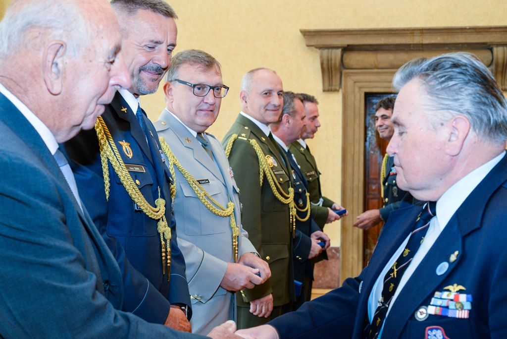 Letci udělili medaile ke stému výročí československého letectví (foto: M. Pecuch, 13.9.2018)