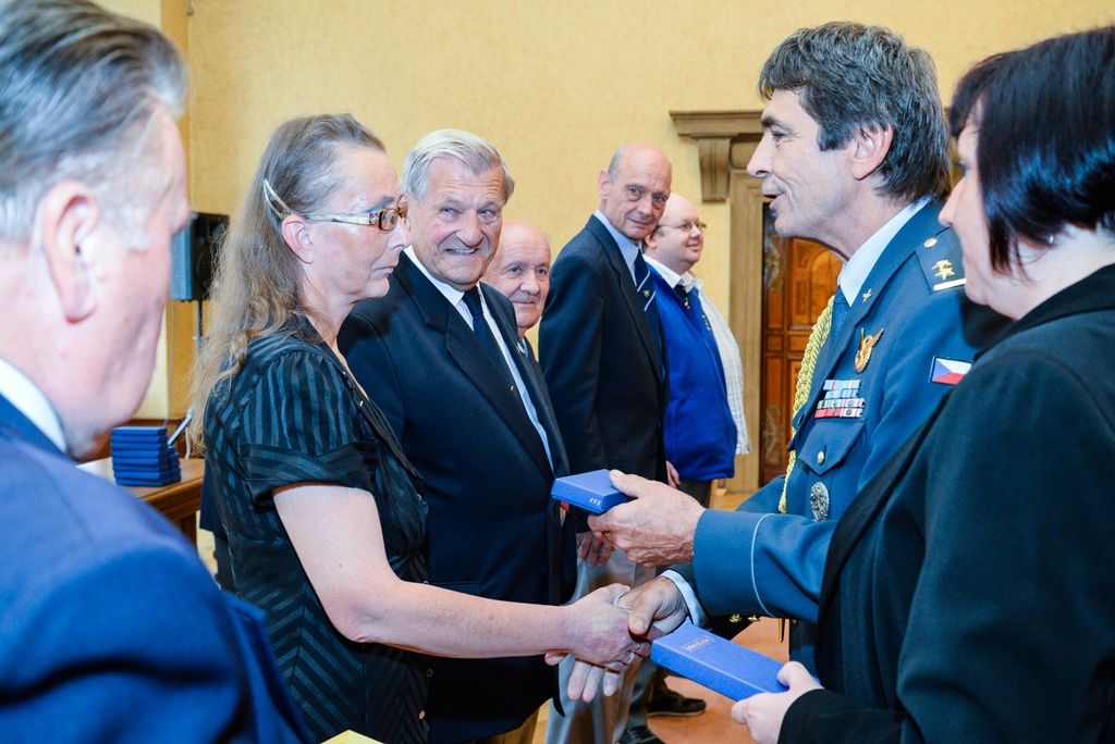 Letci udělili medaile ke stému výročí československého letectví