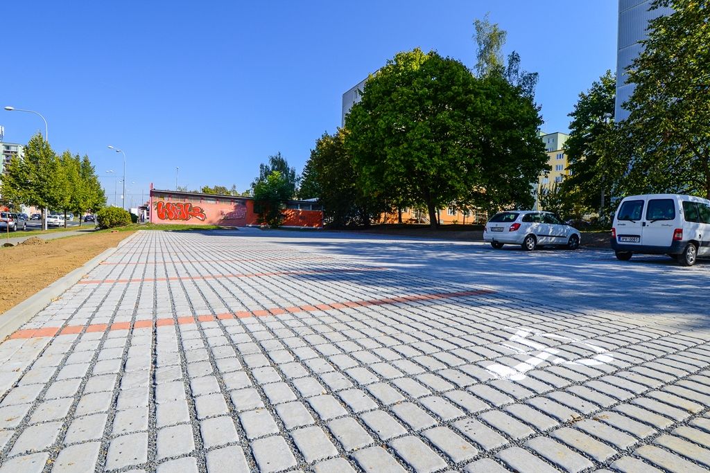 Nové parkoviště v Lobzích (foto: M. Pecuch, 18.9.2018)