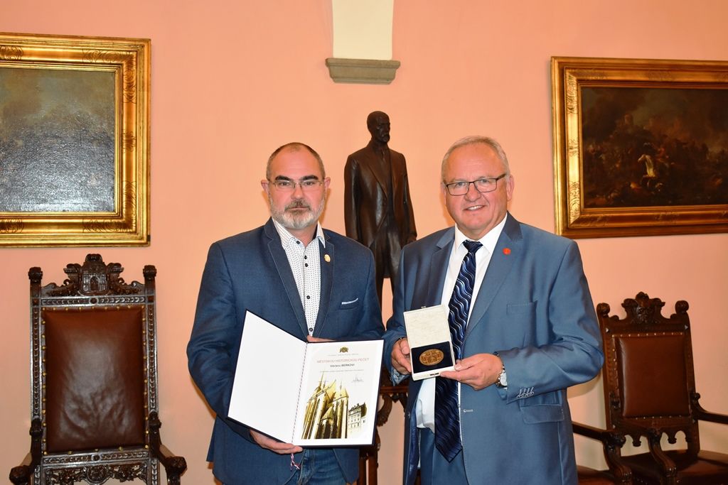 Primátor předal městskou pečeť obchodnímu sládkovi Václavu Berkovi (foto: M. Fialová, 25.9.2018)