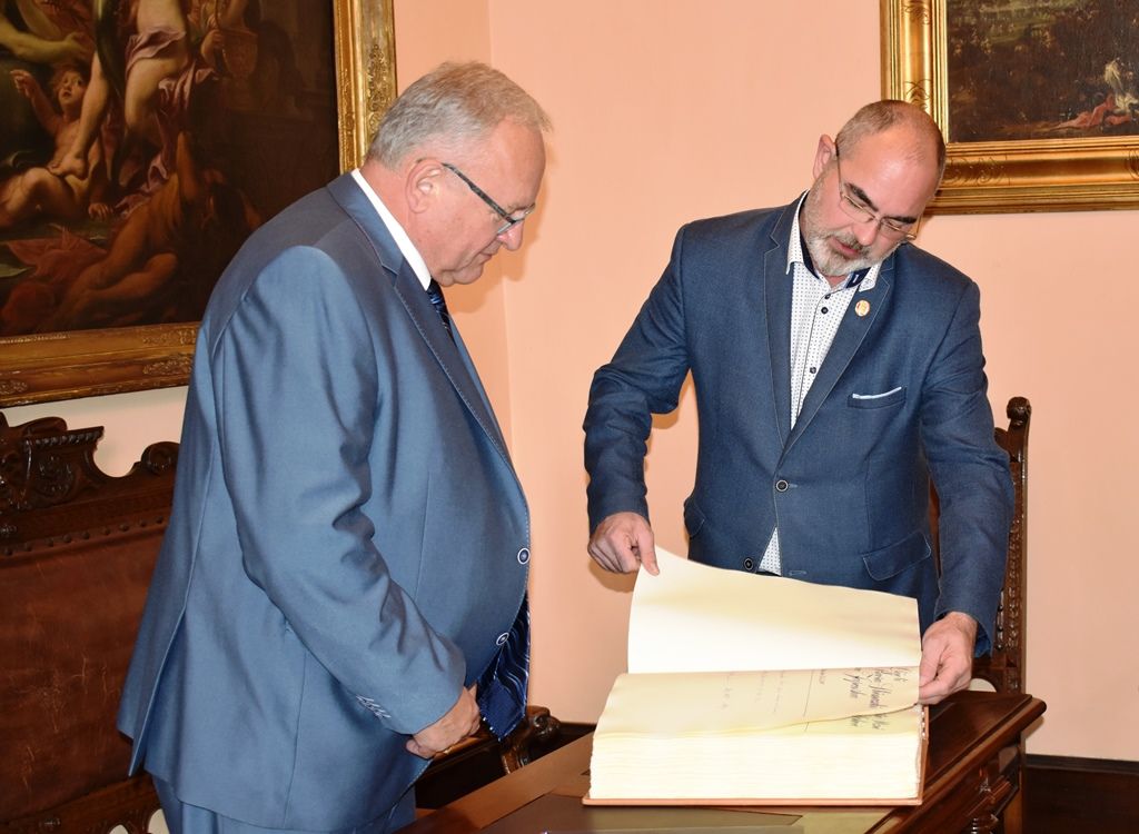 Primátor předal městskou pečeť obchodnímu sládkovi Václavu Berkovi (foto: M. Fialová, 25.9.2018)