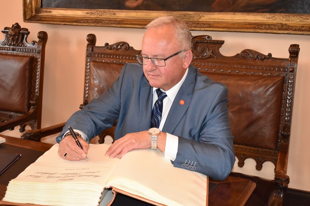 Primátor předal městskou pečeť obchodnímu sládkovi Václavu Berkovi (foto: M. Fialová, 25.9.2018)