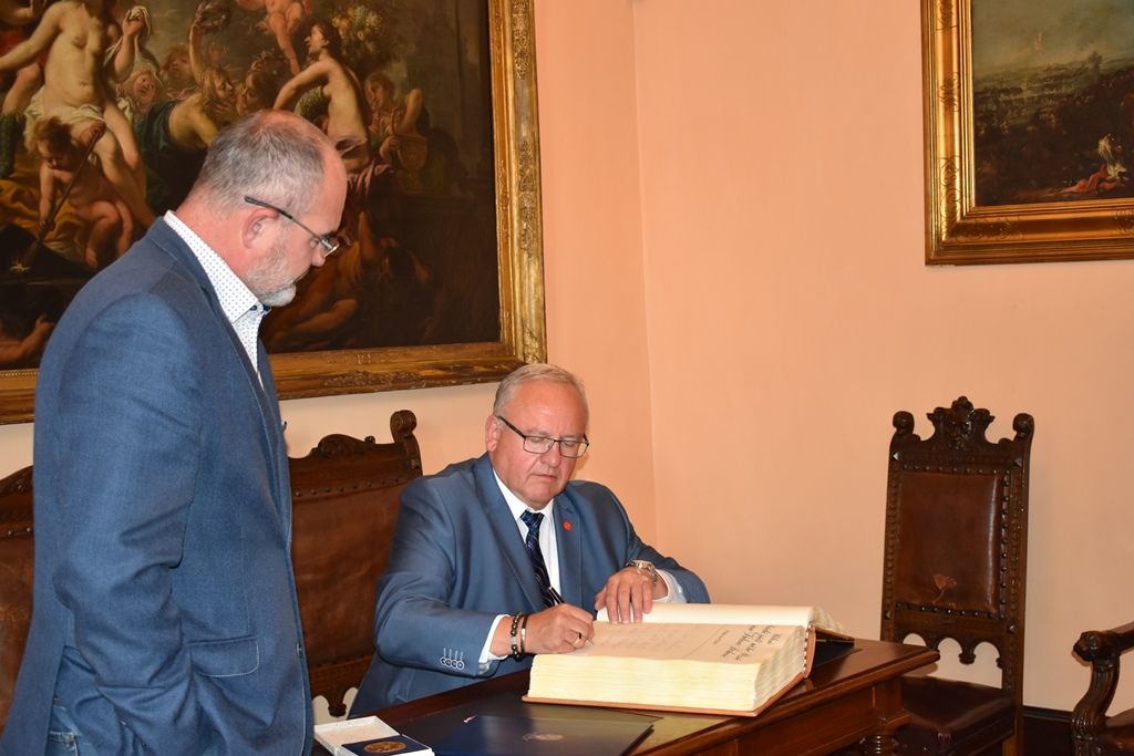 Primátor předal městskou pečeť obchodnímu sládkovi Václavu Berkovi (foto: M. Fialová, 25.9.2018)