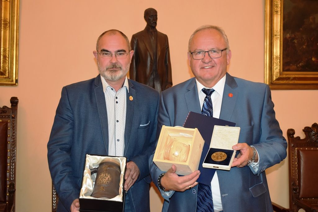 Primátor předal městskou pečeť obchodnímu sládkovi Václavu Berkovi (foto: M. Fialová, 25.9.2018)