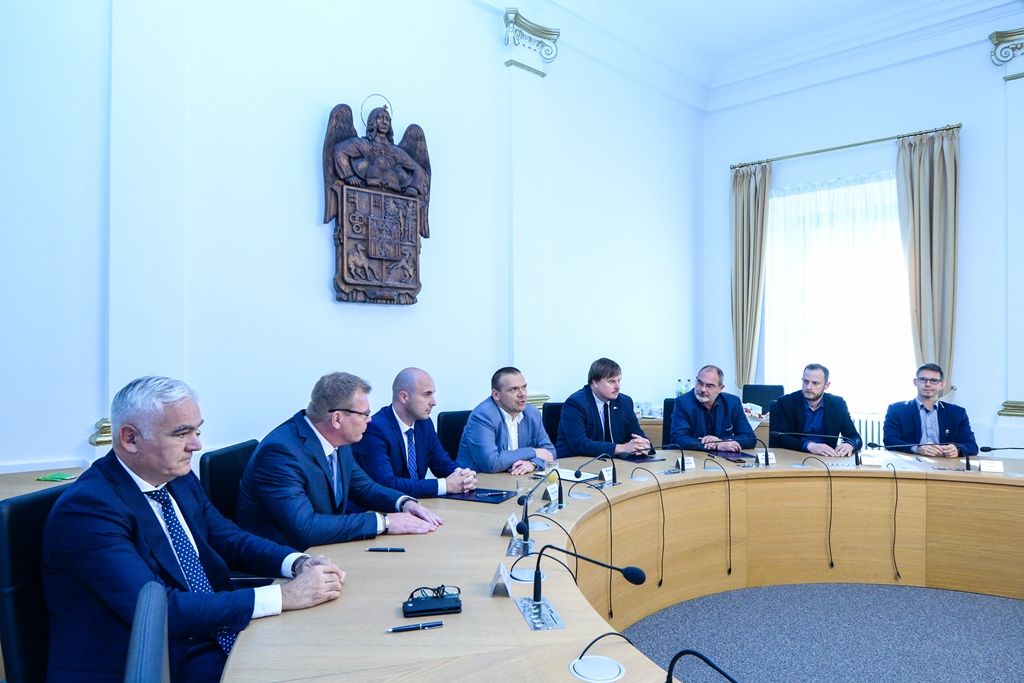 Zástupci čtyř stran podepsali v Plzni memorandum o koaliční spolupráci (foto: M. Pecuch, 17.10.2018)