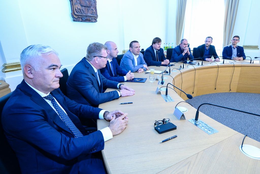 Zástupci čtyř stran podepsali v Plzni memorandum o koaliční spolupráci (foto: M. Pecuch, 17.10.2018)