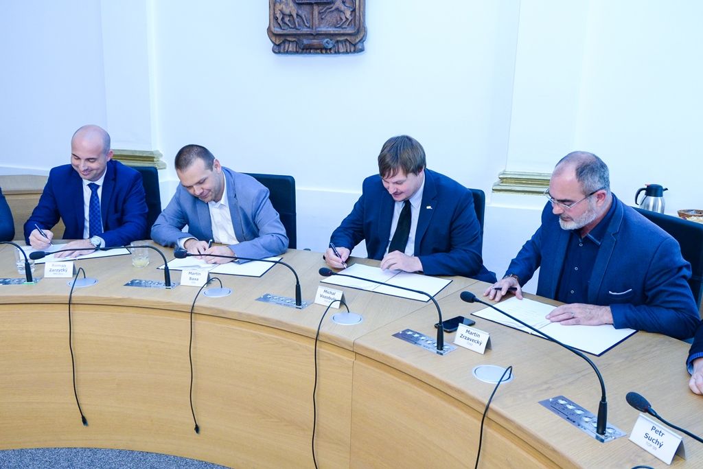 Zástupci čtyř stran podepsali v Plzni memorandum o koaliční spolupráci (foto: M. Pecuch, 17.10.2018)