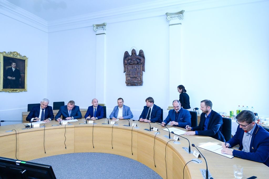 Zástupci čtyř stran podepsali v Plzni memorandum o koaliční spolupráci (foto: M. Pecuch, 17.10.2018)