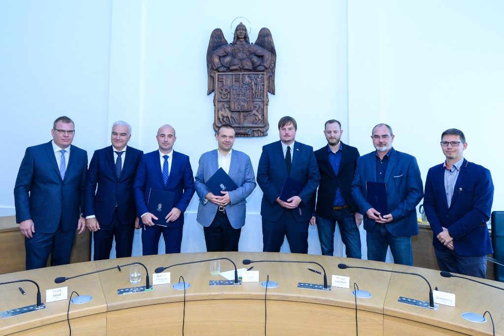 Zástupci čtyř stran podepsali v Plzni memorandum o koaliční spolupráci (foto: M. Pecuch, 17.10.2018)