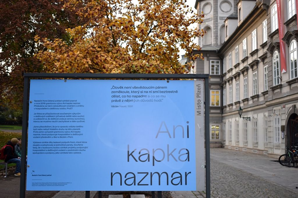 Výstava Ani kapka nazmar před Studijní a vědeckou knihovnou Plzeňského kraje (foto: A. Jarošová, 5.11.2018)