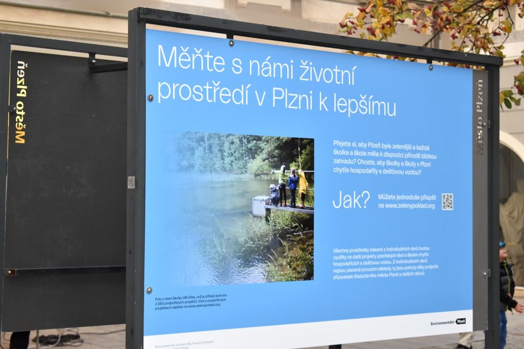 Výstava Ani kapka nazmar před Studijní a vědeckou knihovnou Plzeňského kraje (foto: A. Jarošová, 5.11.2018)