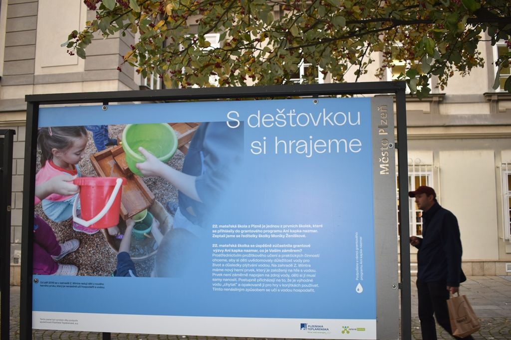 Výstava Ani kapka nazmar před Studijní a vědeckou knihovnou Plzeňského kraje (foto: A. Jarošová, 5.11.2018)