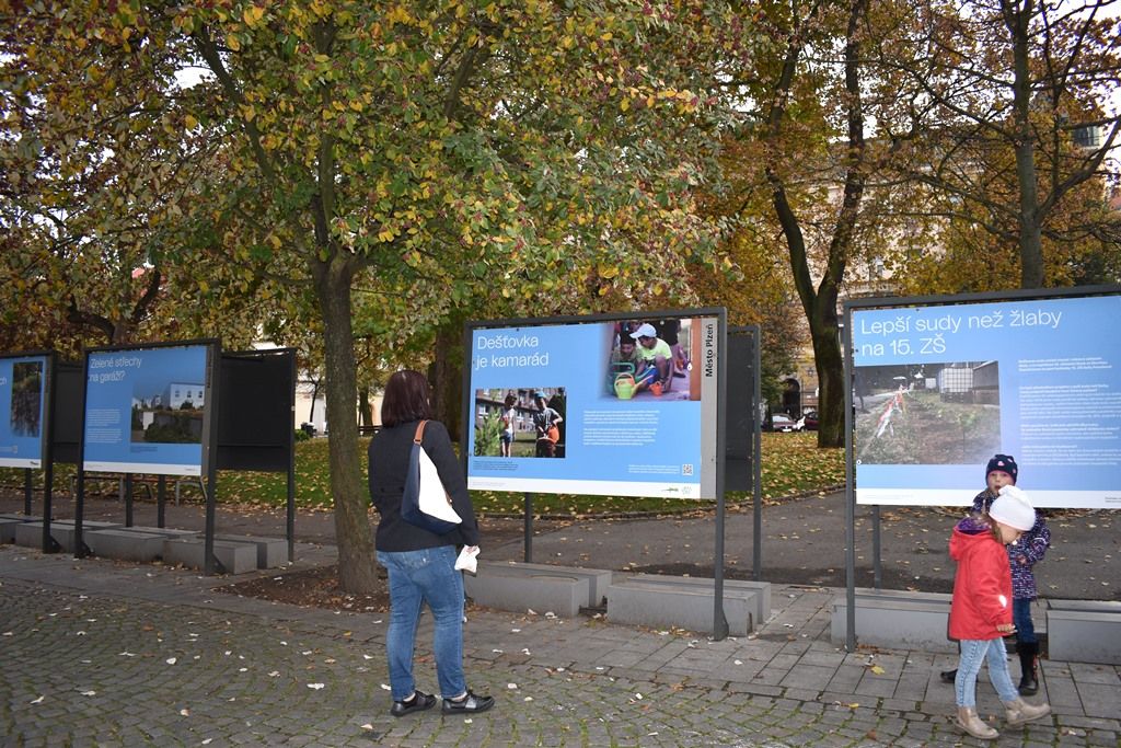 Výstava Ani kapka nazmar před Studijní a vědeckou knihovnou Plzeňského kraje (foto: A. Jarošová, 5.11.2018)