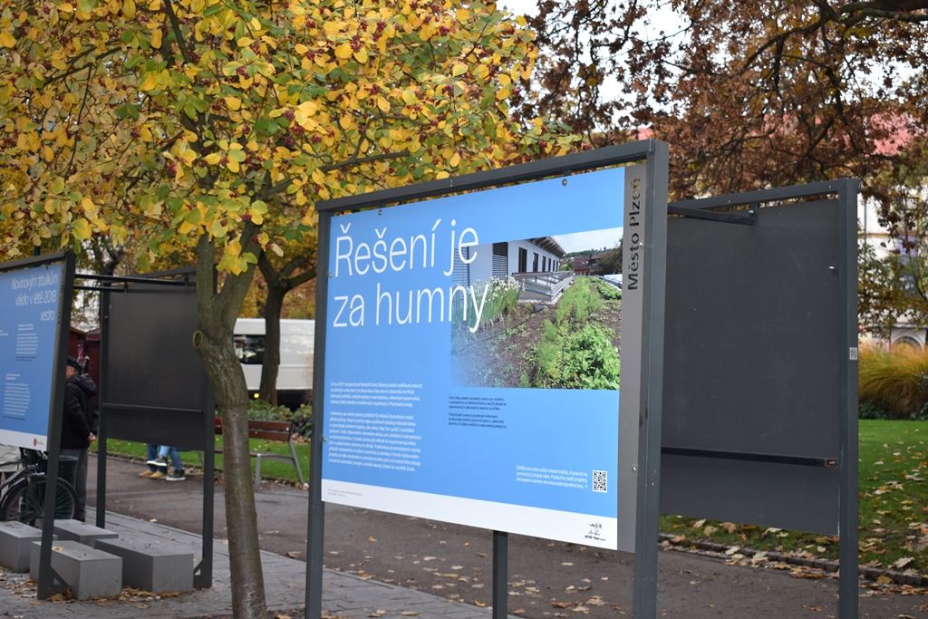 Výstava Ani kapka nazmar před Studijní a vědeckou knihovnou Plzeňského kraje (foto: A. Jarošová, 5.11.2018)