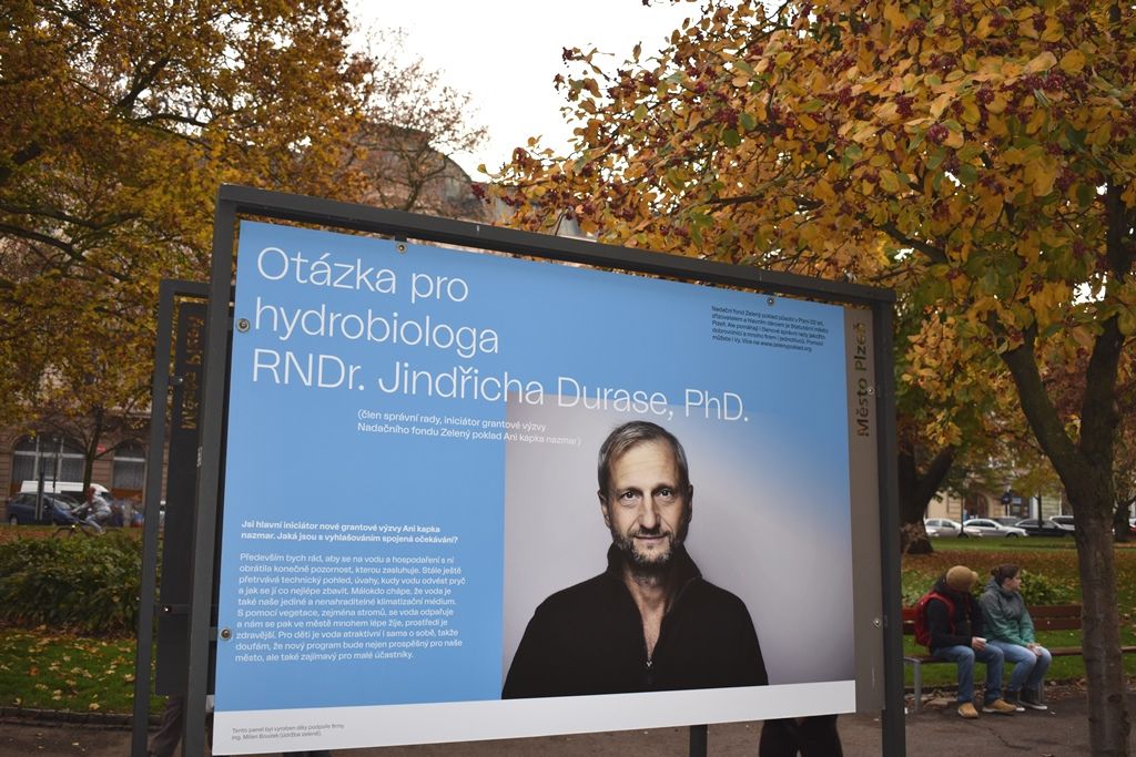 Výstava Ani kapka nazmar před Studijní a vědeckou knihovnou Plzeňského kraje (foto: A. Jarošová, 5.11.2018)