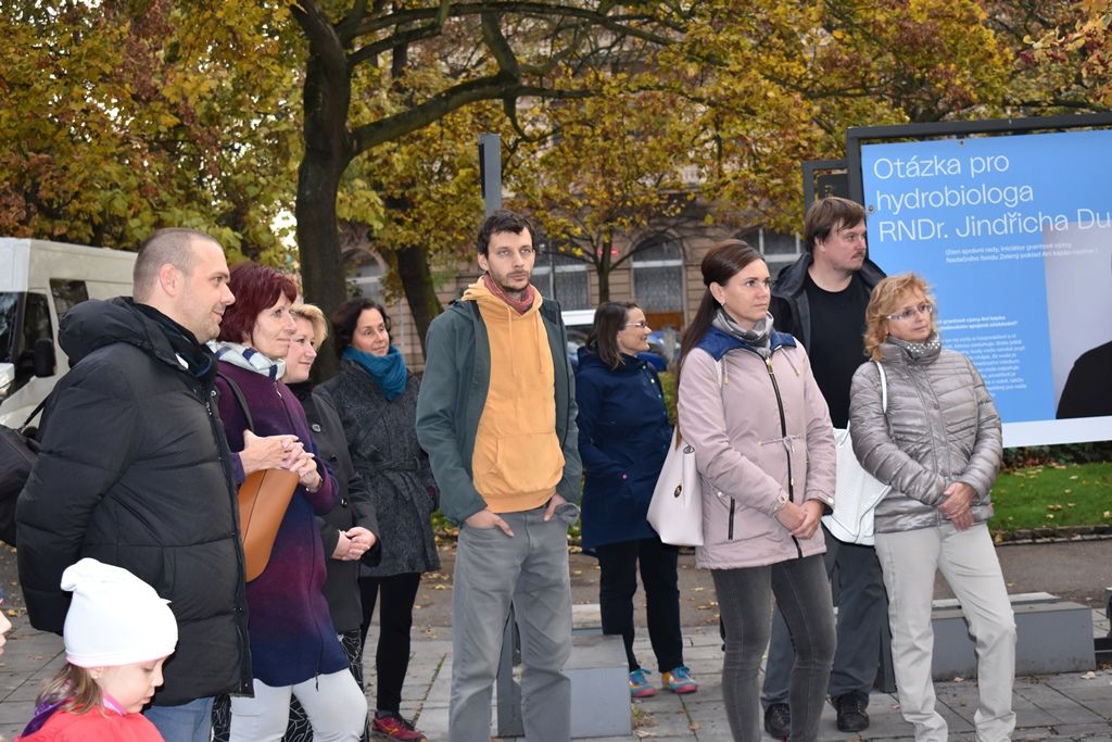 Výstava Ani kapka nazmar před Studijní a vědeckou knihovnou Plzeňského kraje (foto: A. Jarošová, 5.11.2018)