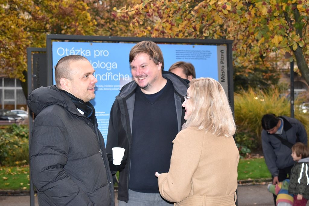 Výstava Ani kapka nazmar před Studijní a vědeckou knihovnou Plzeňského kraje (foto: A. Jarošová, 5.11.2018)