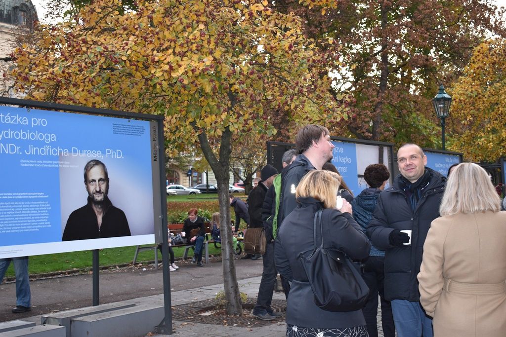 Výstava Ani kapka nazmar před Studijní a vědeckou knihovnou Plzeňského kraje (foto: A. Jarošová, 5.11.2018)
