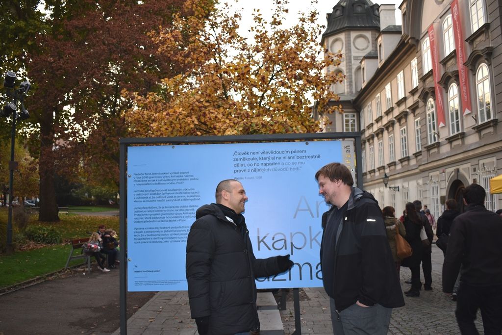 Výstava Ani kapka nazmar před Studijní a vědeckou knihovnou Plzeňského kraje (foto: A. Jarošová, 5.11.2018)