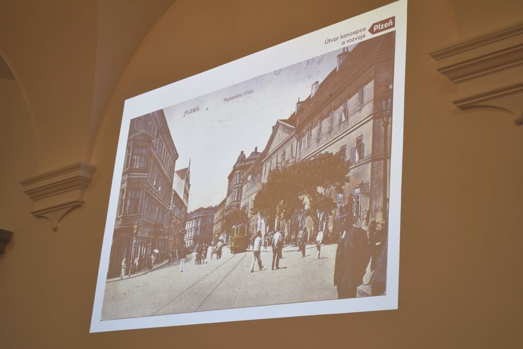 Konference ve Sněmovním sále plzeňské radnice (foto: A. Jarošová)