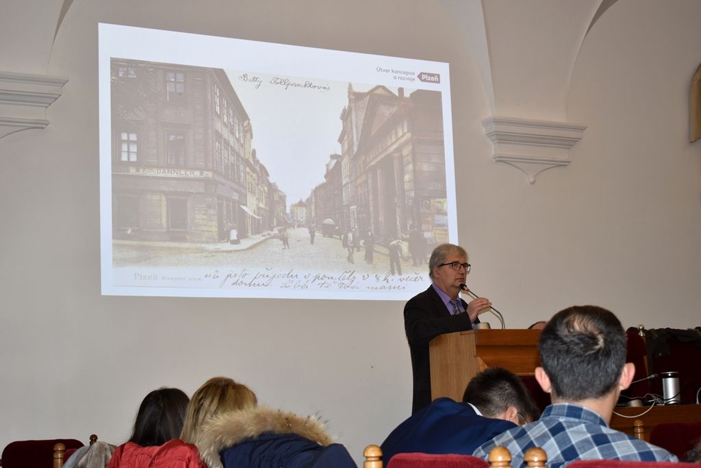 Konference ve Sněmovním sále plzeňské radnice (foto: A. Jarošová)