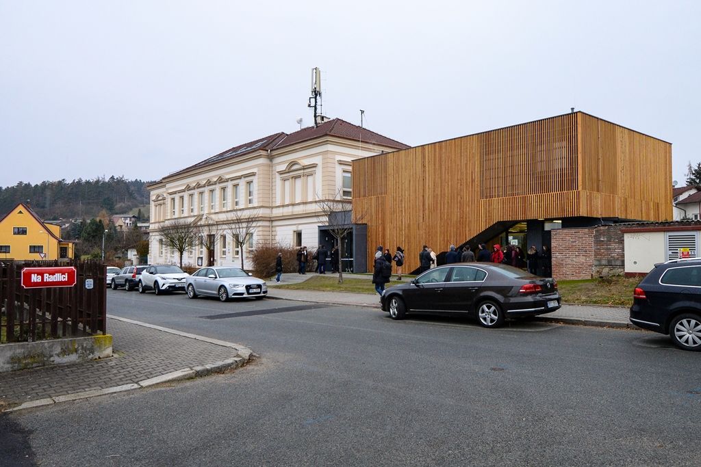 Škola v Újezdě má novou družinu s jídelnou